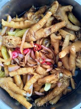 网红秘制鸡爪罐头图片,美味诱人，一罐尽享舌尖盛宴